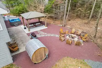 Image de Pocono Gem | Hot Tub | FirePit | 7 mins to Ski