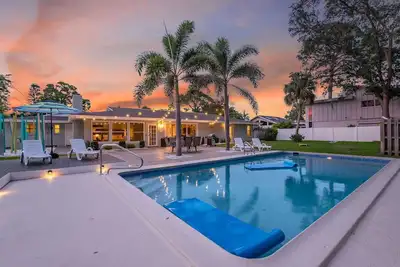Image de Relax in a Private 4br Oasis Pool, Fire Pit & Bbq
