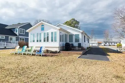 Image de Waterfront! Sunroom, Private Dock, Boat Tie-Up & Near Town