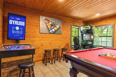 Image de Sasquatch Mountain: 5br Cabin w/ Theater, Arcade, Hot Tub, Pool Table & Views!