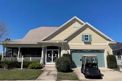 Image de Charming cottage w/a wrap-around porch & golf cart—perfect for relaxation!