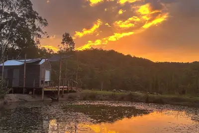 Image de Cosy mountain top Tiny Lake Home off grid retreat