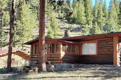 Image de Wranglers Cabin- Historical Log Cabin Nestled on Fall River!