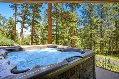 Image de Luxury and Privacy- Hot tub!