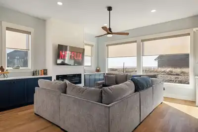 Image de Brand-New Beach Retreat | Hot Tub | Sleeps 13