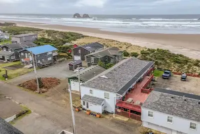 Image de Sweet Rockaway Beach Condo Puts You Right on Level Sand of Diamond Beach!