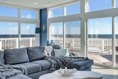 Image de Saltwater Horizon: Oceanfront Penthouse