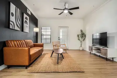 Image de Boulevard Stays Quiet Modern 1br Pickleball, Pool, Parking, Gym 01