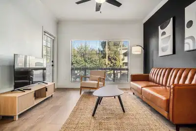 Image de Boulevard Stays Quiet Modern 2br Pickleball, Pool, Parking, Gym 05