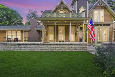 Image de Tower House Inn: Charming 3bd/2. 5ba Bnb w/Private Parking & Walk to Downtown