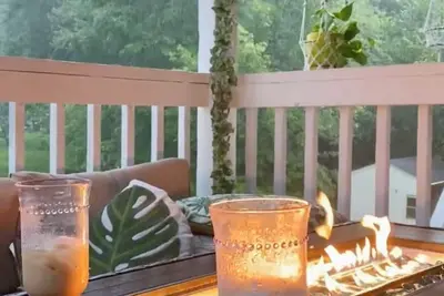 Image de Family-friendly 2- Bedroom Webster Home w\/Cozy Balcony