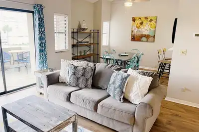 Image de New Listing ~ Second Row Ocean Condo~ Close to Beach ~ Family Friendly ~ Updated