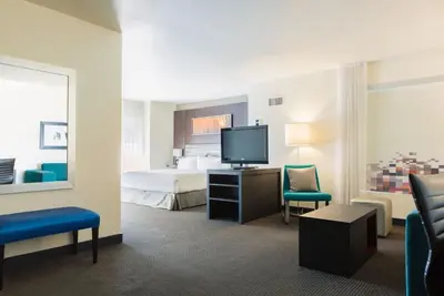 Image de Step up your stay at our boutique Newark, California