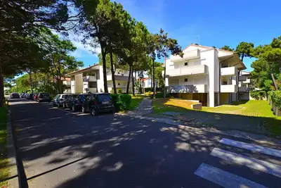 Image de Appartement de vacances avec climatisation, balcon et piscine