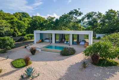 Image de Maison moderne avec vue panoramique sur l’océan