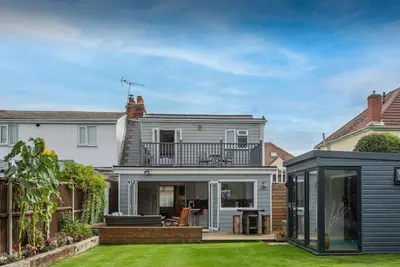 Image de Chalet style home with large garden and beach hut within 2 minute walk