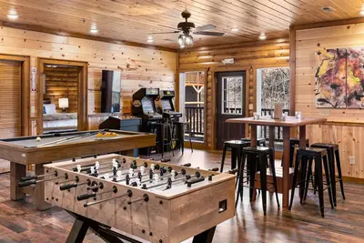 Image de Brand New  ~ Sleeps 26 ~ 8 Br Cabin ~ Indoor Pool