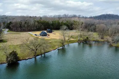 Image de Charming 2-bedroom lakefront cabin in marvelous Wartrace with WiFi, Kayaks
