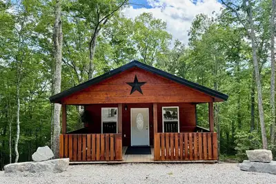 Image de 🌟 𝐁𝐞𝐚𝐮𝐭𝐢𝐟𝐮𝐥, Lodge Style Cabin for Your 𝐁𝐢𝐠 𝐒𝐨𝐮𝐭𝐡 𝐅𝐨𝐫𝐤 𝐀𝐝𝐯𝐞𝐧𝐭𝐮𝐫𝐞𝐬‼️Great Location