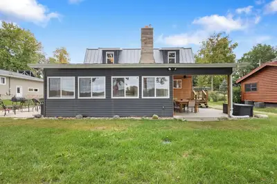 Image de Private Beach & Pontoon Included! Your Lakeside Haven in Sw Michigan Awaits!