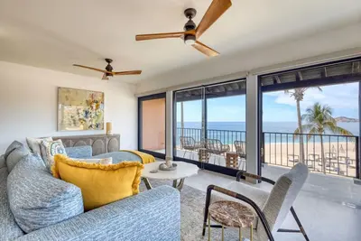 Image de Luxury Unique Oceanfront Penthouse