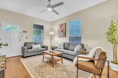 Image de Close to Downtown, Close to Airport, Free Parking - Cozy Home in Austin, Tx!