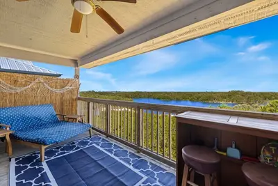 Image de Mullet Manor the Fishing Cabin Condo!