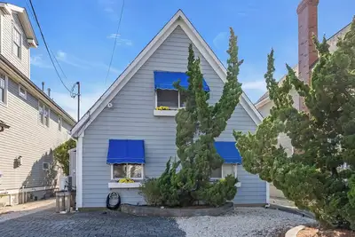 Image de 3 Bedroom Beach House on beach block in Normandy Beach