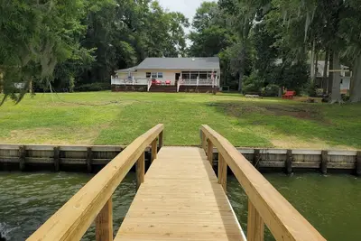 Image de Lake life paradise! Spacious 5 bedroom lakefront with new covered dock