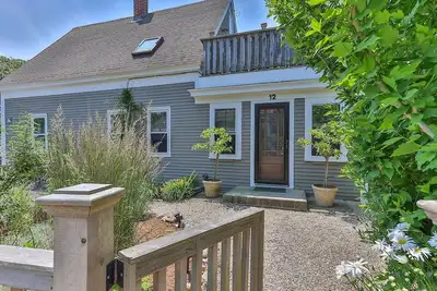 Image de Charming West End home with brand new bathrooms and secluded patio