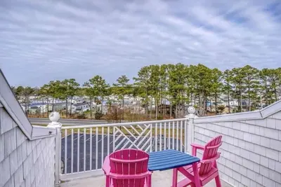 Image de 4bedroom Beach Retreat in charming Long Neck with Rooftop View and lounging deck