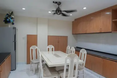 Image de Spacious 3 Bedroom Duplex home on Sukhumvit @ Bts Phra Khanong
