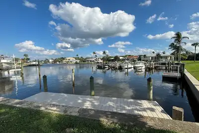 Image de Rare opportunity - Waterfront Home with private dock in convenient location