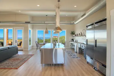 Image de Bella Vista Oasis - Luxury Private Lake View, Heated Pool & Hot Tub