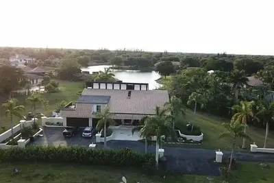 Image de Spacious 5-bedroom estate in cool Coral Springs with fitness room, WiFi