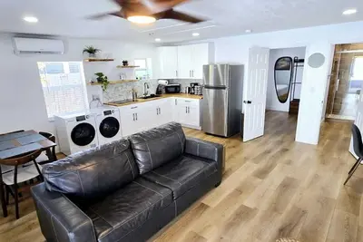 Image de Guest house with king bed, sofa bed, laundry inside, sleep 4, totally private.