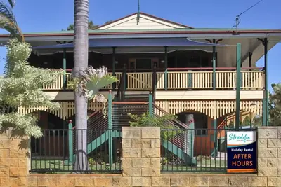 Image de Spacious top floor 4 bedroom unit - walking distance to beach