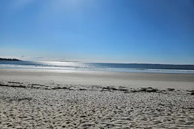 Image de Newly renovated condo, w/pool & 20 second walk to the beach. Wifi and Ac.