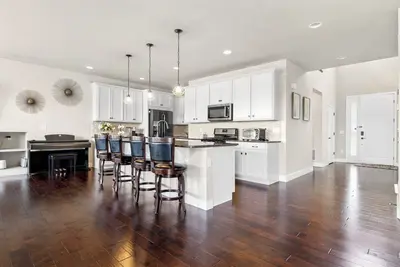 Image de Relaxing Foothills Retreat in Gorgeous Modern Home