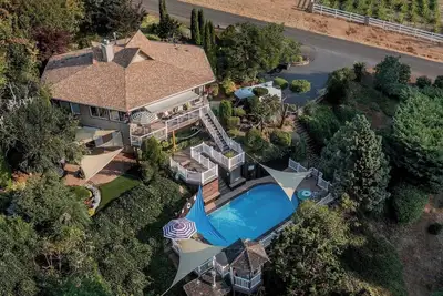 Image de 5 Bed Private Villa in Wine Country w\/ Pool, Sauna, Hot Tub