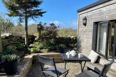The Cow Shed, pet friendly, with a garden in Mawgan Porth
