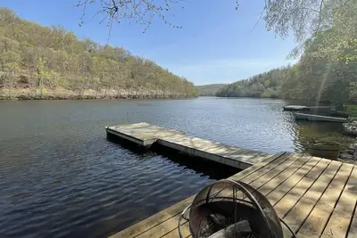 Image de Lake Zoar Cabin, Magical Views & Peaceful Vibes; private dock, kayaks, firepit, patio, office space!