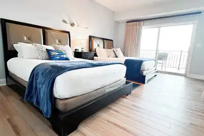 Image de 2 Queen Beds | Kitchenette | Lakefront Balcony | Resort Amenities