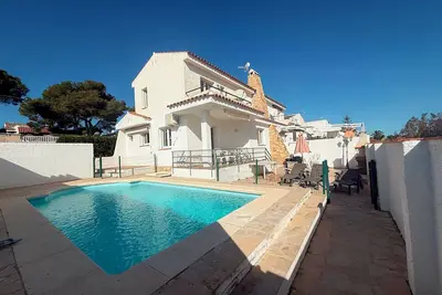 Image de 4 bedroom house with private pool and sea views