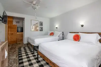 Image de Lumberjill Room #15– Two Queen Beds