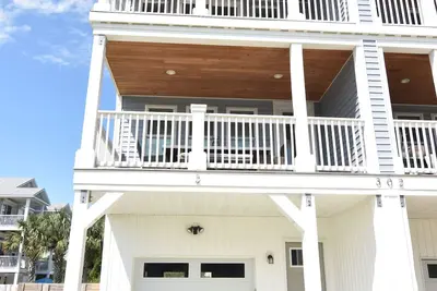 Image de 3 bedroom home just 3 blocks from the beach with 4 Decks for lounging!