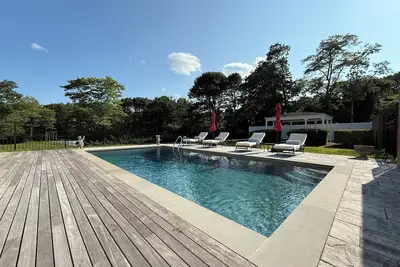 Image de Pool & tennis on 2 acres Southampton home