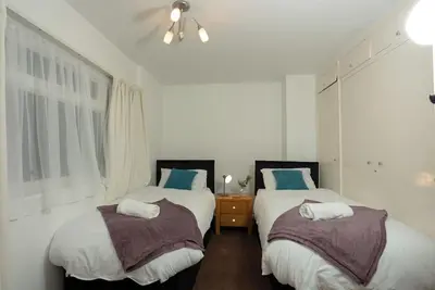 Charming and Cosy Home- Sleeps 4, Free Parking, Private Patio - Central Warwick