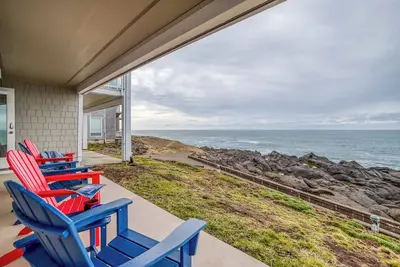 Image de Ground-Level Depoe Bay Oceanfront Condo Boasts Queen Suite, Fantastic 180 Ocean