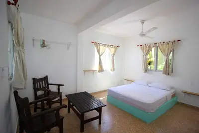Image de Inexpensive bungalow steps from Alicia beach